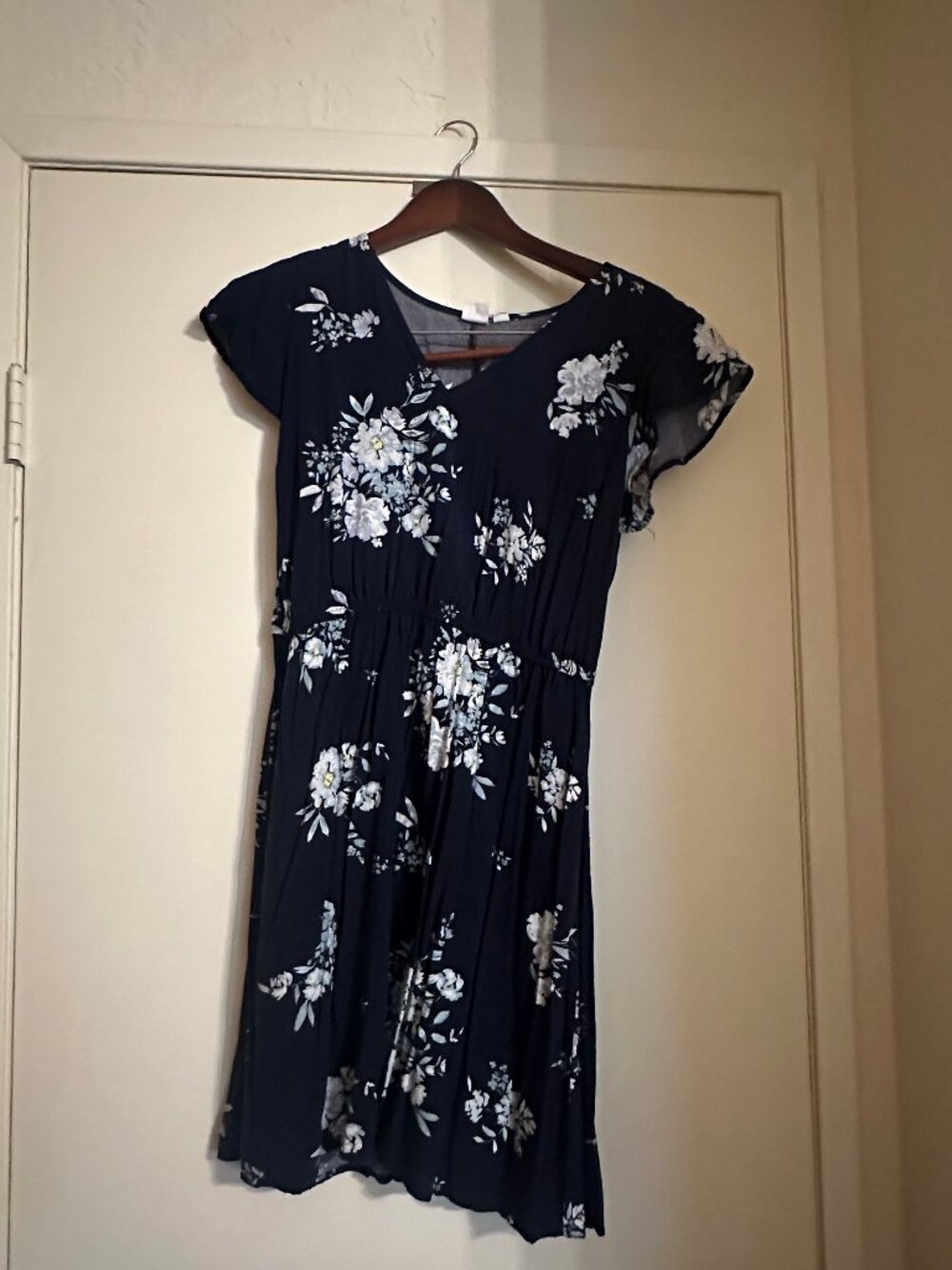 GAP navy floral v-neck dress, size petite medium